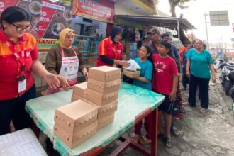 Suasana di warteg sederhana di pinggir Jalan Pondok Rangon, Jakarta Timur, menjelang waktu berbuka puasa, puluhan orang antre tertib di depan Warung Koto Paris milik Pak Mardison, Jumat (13/3/2026). Foto: Ist