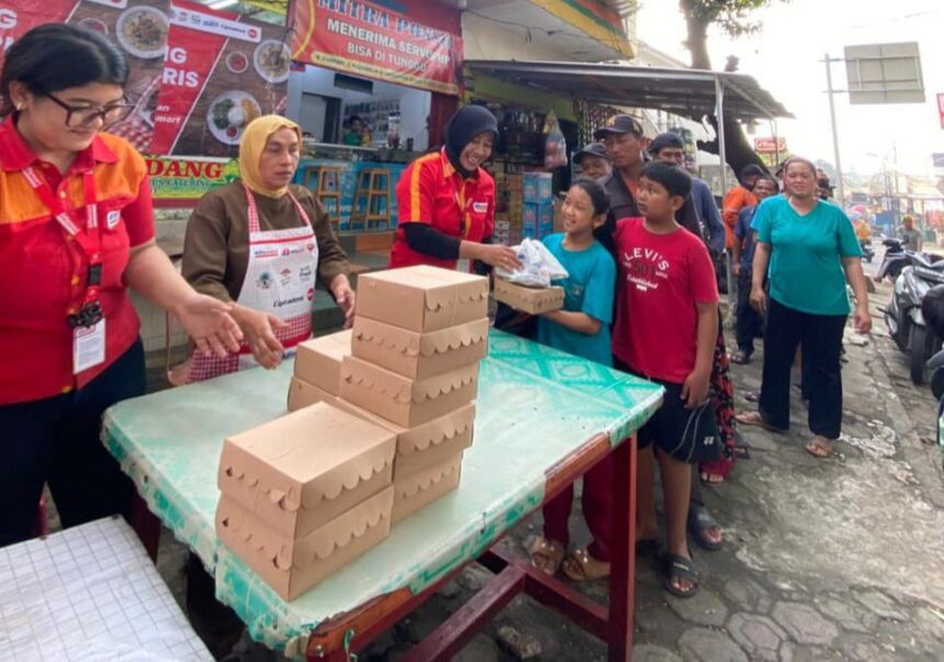 Suasana di warteg sederhana di pinggir Jalan Pondok Rangon, Jakarta Timur, menjelang waktu berbuka puasa, puluhan orang antre tertib di depan Warung Koto Paris milik Pak Mardison, Jumat (13/3/2026). Foto: Ist