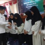 Wali Kota Jakarta Selatan Muhammad Anwar dan jajaran bersama para awak media tergabung dalam Pokja Wartawan Jakarta Selatan (WJS) saat kegiatan santunan anak yatim di Kantor Pemkot Jakarta Selatan, Jumat (13/3/2026) sore. Foto: Joesvicar Iqbal/ipol.id