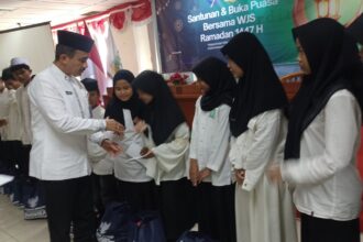 Wali Kota Jakarta Selatan Muhammad Anwar dan jajaran bersama para awak media tergabung dalam Pokja Wartawan Jakarta Selatan (WJS) saat kegiatan santunan anak yatim di Kantor Pemkot Jakarta Selatan, Jumat (13/3/2026) sore. Foto: Joesvicar Iqbal/ipol.id