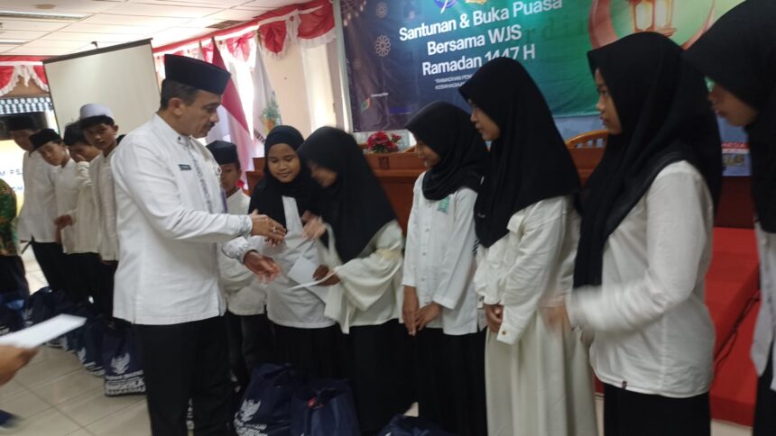 Wali Kota Jakarta Selatan Muhammad Anwar dan jajaran bersama para awak media tergabung dalam Pokja Wartawan Jakarta Selatan (WJS) saat kegiatan santunan anak yatim di Kantor Pemkot Jakarta Selatan, Jumat (13/3/2026) sore. Foto: Joesvicar Iqbal/ipol.id