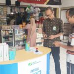 LAYANAN: Salah satu booth Kantor Cabang BPJS Ketenagakerjaan Rawamangun di pasar tradisional. (foto BPJS Ketenagakerjaan)