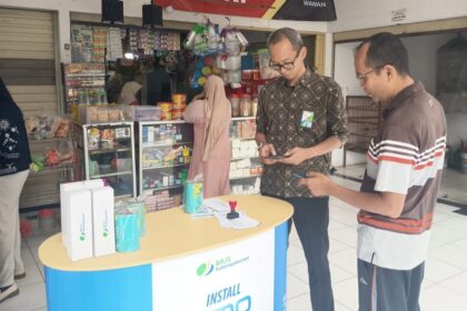 LAYANAN: Salah satu booth Kantor Cabang BPJS Ketenagakerjaan Rawamangun di pasar tradisional. (foto BPJS Ketenagakerjaan)