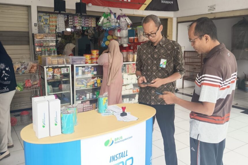 LAYANAN: Salah satu booth Kantor Cabang BPJS Ketenagakerjaan Rawamangun di pasar tradisional. (foto BPJS Ketenagakerjaan)