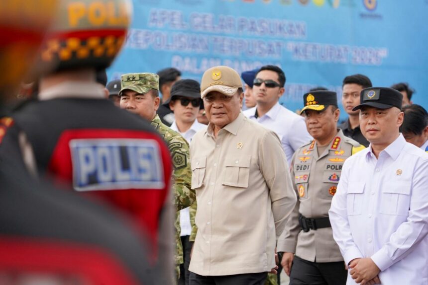 Menteri Koordinator Bidang Politik dan Keamanan Jenderal TNI (Purn) Djamari Chaniago pada Apel Gelar Pasukan dalam rangka Operasi Ketupat 2026 di Jakarta, (12/3/2026). Foto: Kemenko Polkam
