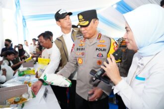 Wakapolri Komjen Pol Dedi Prasetyo bersama Dirut Bulog Ahmad Rizal Ramdhani dalam kegiatan Gerakan Pangan Murah (GPM) bersama Polri di Jakarta Utara, Jumat (13/3/2026). Foto: Ist
