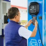 Salah satu pengguna EV tengah melakukan scan barcode pada aplikasi PLN Mobile untuk transaksi pengisian daya di SPKLU standard charging. Foto: Dok PLN