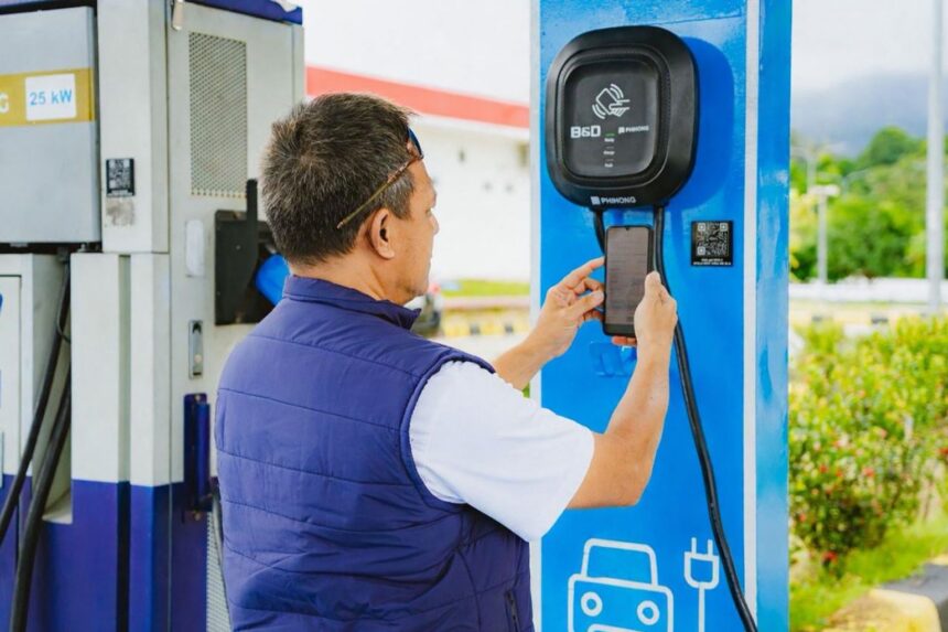 Salah satu pengguna EV tengah melakukan scan barcode pada aplikasi PLN Mobile untuk transaksi pengisian daya di SPKLU standard charging. Foto: Dok PLN