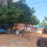 Sejumlah petugas Damkar saat memadamkan api yang berkobar di pabrik kerupuk, dua lapak barang bekas dan 10 unit rumah di Jalan Bintaro Permai 3, RT 13 RW 09, Kelurahan Bintaro, Kecamatan Pesanggrahan, Jakarta Selatan, Sabtu (14/3/2026) siang. Foto: Ist