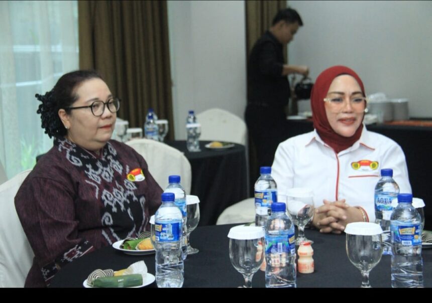 Ketua Pengrov PABSI NTB, Karina De Vega (kiri) dan Pengprov Papua Barat , Yanti