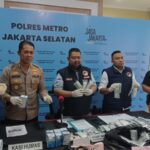 Kasat Narkoba Polres Metro Jakarta Selatan, AKBP Prasetyo Nugroho, didampingi Wakasat Narkoba, Kompol Wahid Key dan Kasi Humas Polres Metro Jaksel, AKBP Murodih,dan jajaran, menunjukkan barang bukti sitaan puluhan ribu lebih obat-obatan psikotropika dan daftar G ilegal di Mapolres Jaksel, Minggu (15/3/2026). Foto: Joesvicar Iqbal/ipol.id