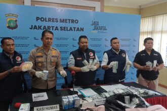 Kasat Narkoba Polres Metro Jakarta Selatan, AKBP Prasetyo Nugroho, didampingi Wakasat Narkoba, Kompol Wahid Key dan Kasi Humas Polres Metro Jaksel, AKBP Murodih,dan jajaran, menunjukkan barang bukti sitaan puluhan ribu lebih obat-obatan psikotropika dan daftar G ilegal di Mapolres Jaksel, Minggu (15/3/2026). Foto: Joesvicar Iqbal/ipol.id