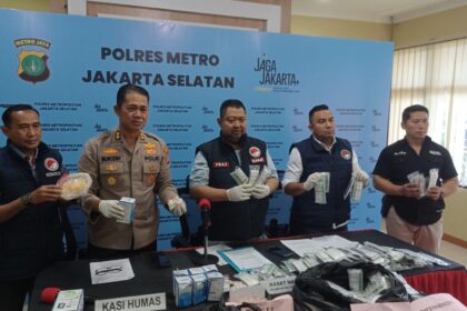 Kasat Narkoba Polres Metro Jakarta Selatan, AKBP Prasetyo Nugroho, didampingi Wakasat Narkoba, Kompol Wahid Key dan Kasi Humas Polres Metro Jaksel, AKBP Murodih,dan jajaran, menunjukkan barang bukti sitaan puluhan ribu lebih obat-obatan psikotropika dan daftar G ilegal di Mapolres Jaksel, Minggu (15/3/2026). Foto: Joesvicar Iqbal/ipol.id