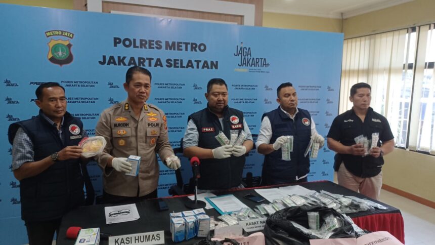 Kasat Narkoba Polres Metro Jakarta Selatan, AKBP Prasetyo Nugroho, didampingi Wakasat Narkoba, Kompol Wahid Key dan Kasi Humas Polres Metro Jaksel, AKBP Murodih,dan jajaran, menunjukkan barang bukti sitaan puluhan ribu lebih obat-obatan psikotropika dan daftar G ilegal di Mapolres Jaksel, Minggu (15/3/2026). Foto: Joesvicar Iqbal/ipol.id