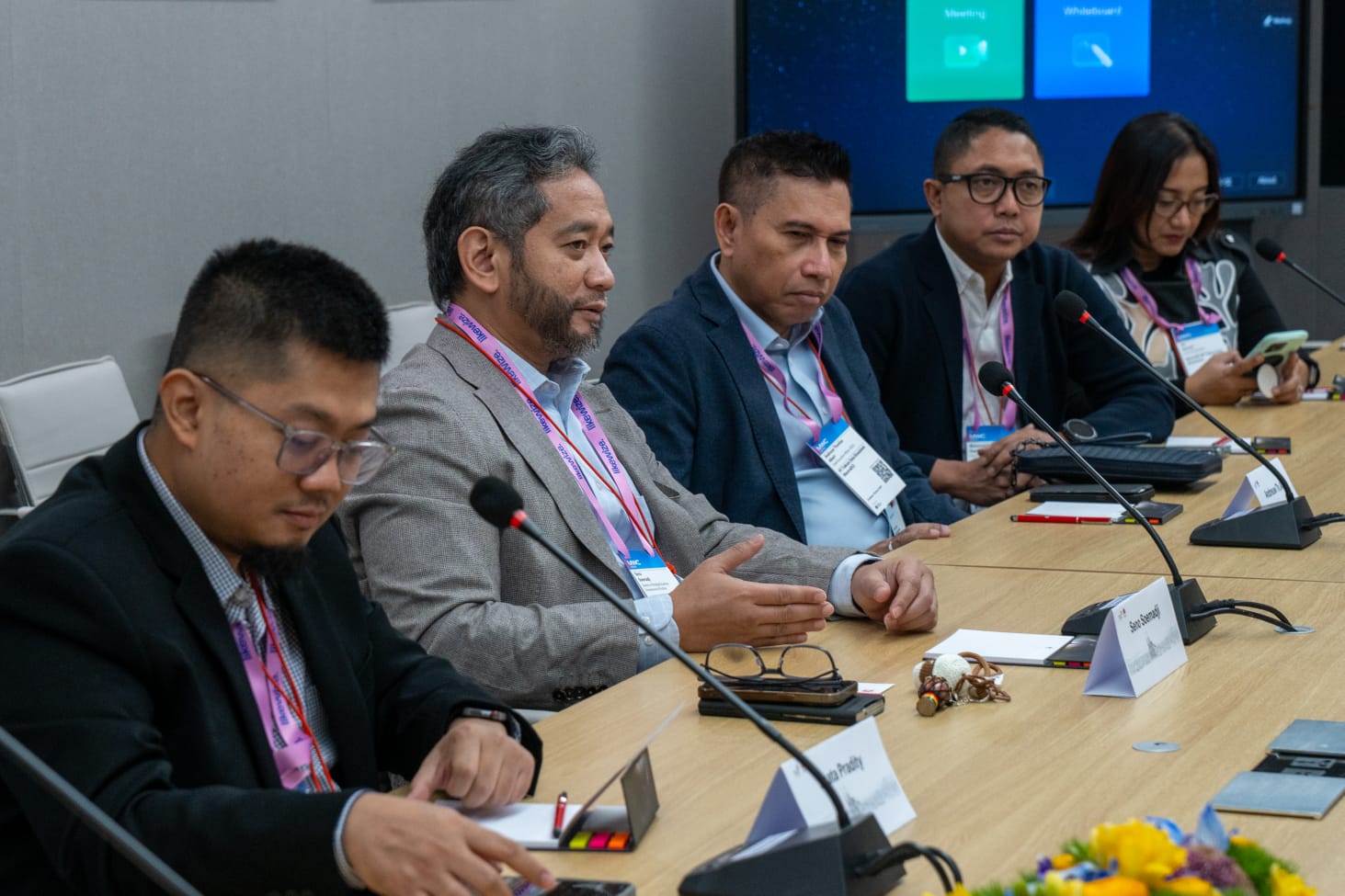 Penandatanganan Nota Kesepahaman (MoU) oleh Direktur Strategic Business Development & Portfolio Telkom Seno Soemadji (paling kiri) dan CEO NeutraDC Group Andreuw Th.A.F. (kedua dari kiri) dengan Director Huawei Chi Kaichao (kedua dari kanan). Foto: Telkom Indonesia