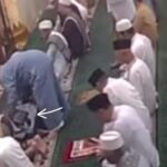 Seorang jamaah meninggal dunia saat salat tarawih di Masjid Babussalam Depok. Korban tiba-tiba terjatuh saat sujud dan diduga memiliki riwayat sakit jantung. Foto: Tangkap layar IG @infodepok_id