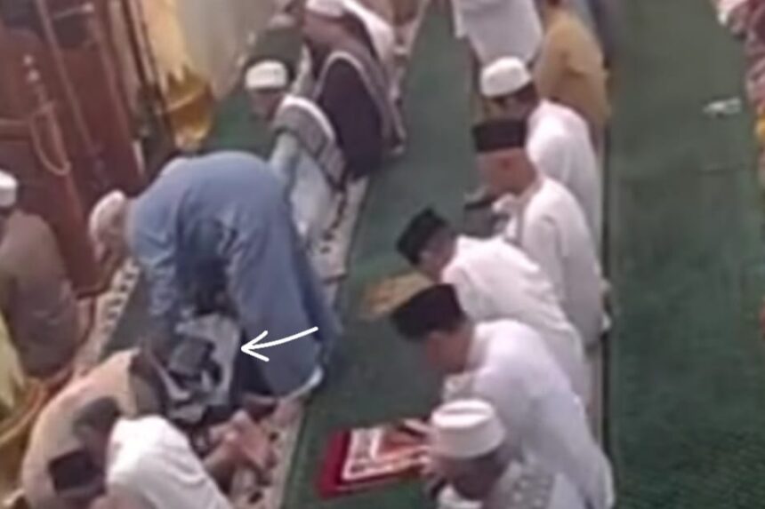 Seorang jamaah meninggal dunia saat salat tarawih di Masjid Babussalam Depok. Korban tiba-tiba terjatuh saat sujud dan diduga memiliki riwayat sakit jantung. Foto: Tangkap layar IG @infodepok_id