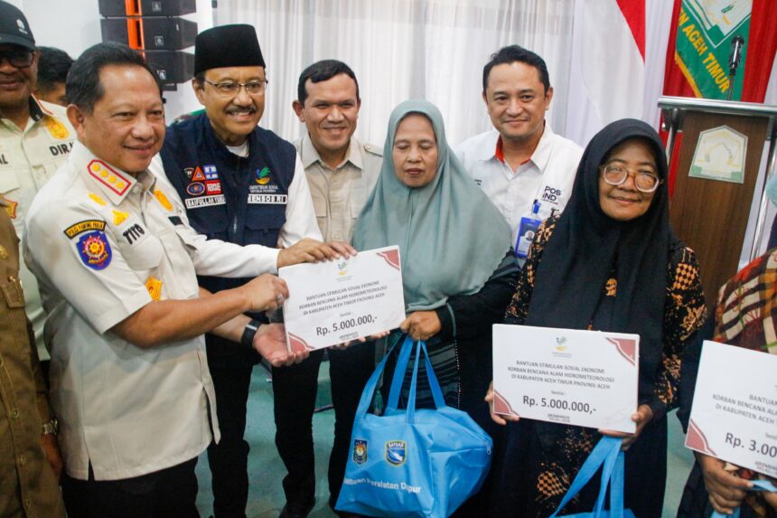 Kasatgas Tito pada Penyerahan Bantuan Pemerintah untuk Penanganan Korban Bencana Alam di Wilayah Sumatera di Pendopo Bupati Aceh Timur, Aceh, Senin (16/3/2026).