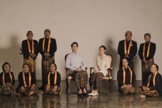 El Rumi dan Syifa Hadju tampil bak bangsawan Keraton dalam foto prewedding bernuansa Jawa klasik di Solo. Foto: IG @elelrumi