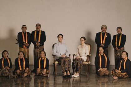 El Rumi dan Syifa Hadju tampil bak bangsawan Keraton dalam foto prewedding bernuansa Jawa klasik di Solo. Foto: IG @elelrumi