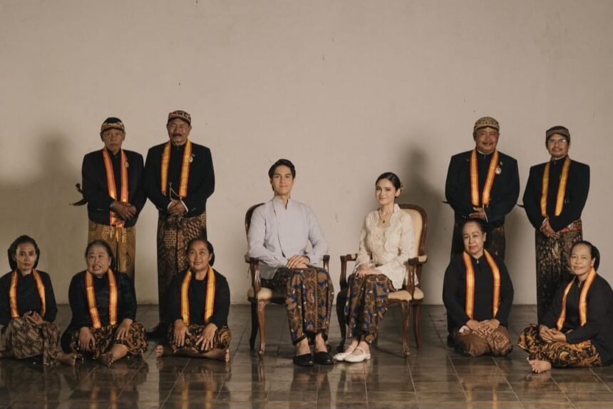 El Rumi dan Syifa Hadju tampil bak bangsawan Keraton dalam foto prewedding bernuansa Jawa klasik di Solo. Foto: IG @elelrumi