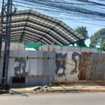 Penampakan lapangan padel di Jalan Moh Kahfi I, RT 04/04, Kelurahan Cipedak, Kecamatan Jagakarsa, Senin (16/3/2026) siang, yang disegel Pemkot Jakarta Selatan karena menyalahi aturan perizinan. Foto: Joesvicar Iqbal/ipol.id