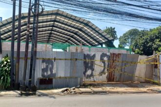 Penampakan lapangan padel di Jalan Moh Kahfi I, RT 04/04, Kelurahan Cipedak, Kecamatan Jagakarsa, Senin (16/3/2026) siang, yang disegel Pemkot Jakarta Selatan karena menyalahi aturan perizinan. Foto: Joesvicar Iqbal/ipol.id