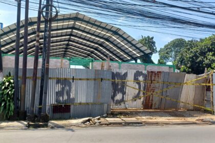 Penampakan lapangan padel di Jalan Moh Kahfi I, RT 04/04, Kelurahan Cipedak, Kecamatan Jagakarsa, Senin (16/3/2026) siang, yang disegel Pemkot Jakarta Selatan karena menyalahi aturan perizinan. Foto: Joesvicar Iqbal/ipol.id