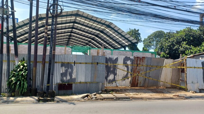 Penampakan lapangan padel di Jalan Moh Kahfi I, RT 04/04, Kelurahan Cipedak, Kecamatan Jagakarsa, Senin (16/3/2026) siang, yang disegel Pemkot Jakarta Selatan karena menyalahi aturan perizinan. Foto: Joesvicar Iqbal/ipol.id