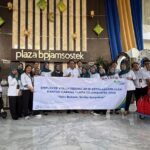 PEDULI: Aksi berbagi takjil personel Kantor Cabang BPJS Ketenagakerjaan Jakarta Plaza BPJamsostek. (foto BPJS Ketenagakerjaan)