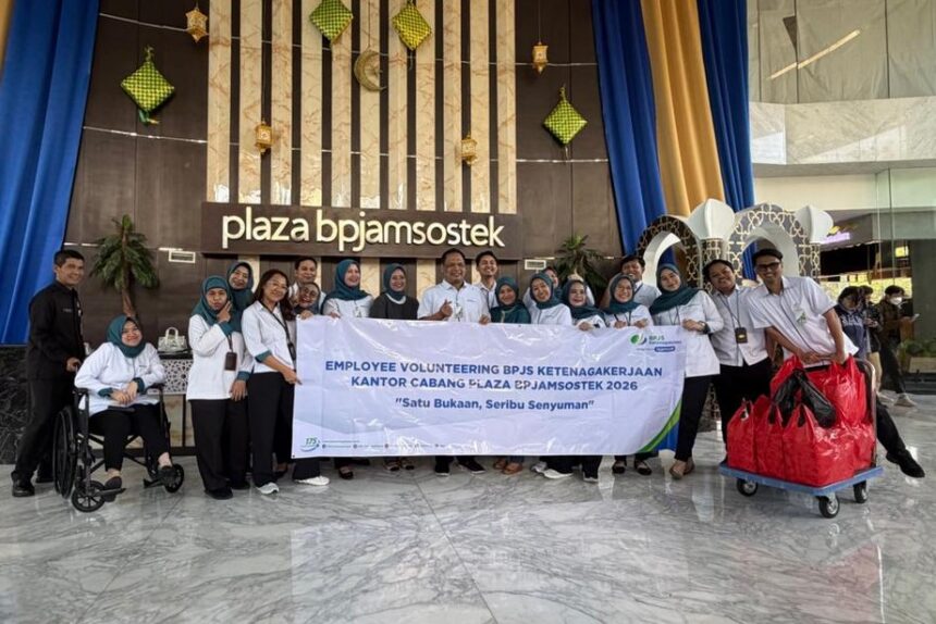 PEDULI: Aksi berbagi takjil personel Kantor Cabang BPJS Ketenagakerjaan Jakarta Plaza BPJamsostek. (foto BPJS Ketenagakerjaan)