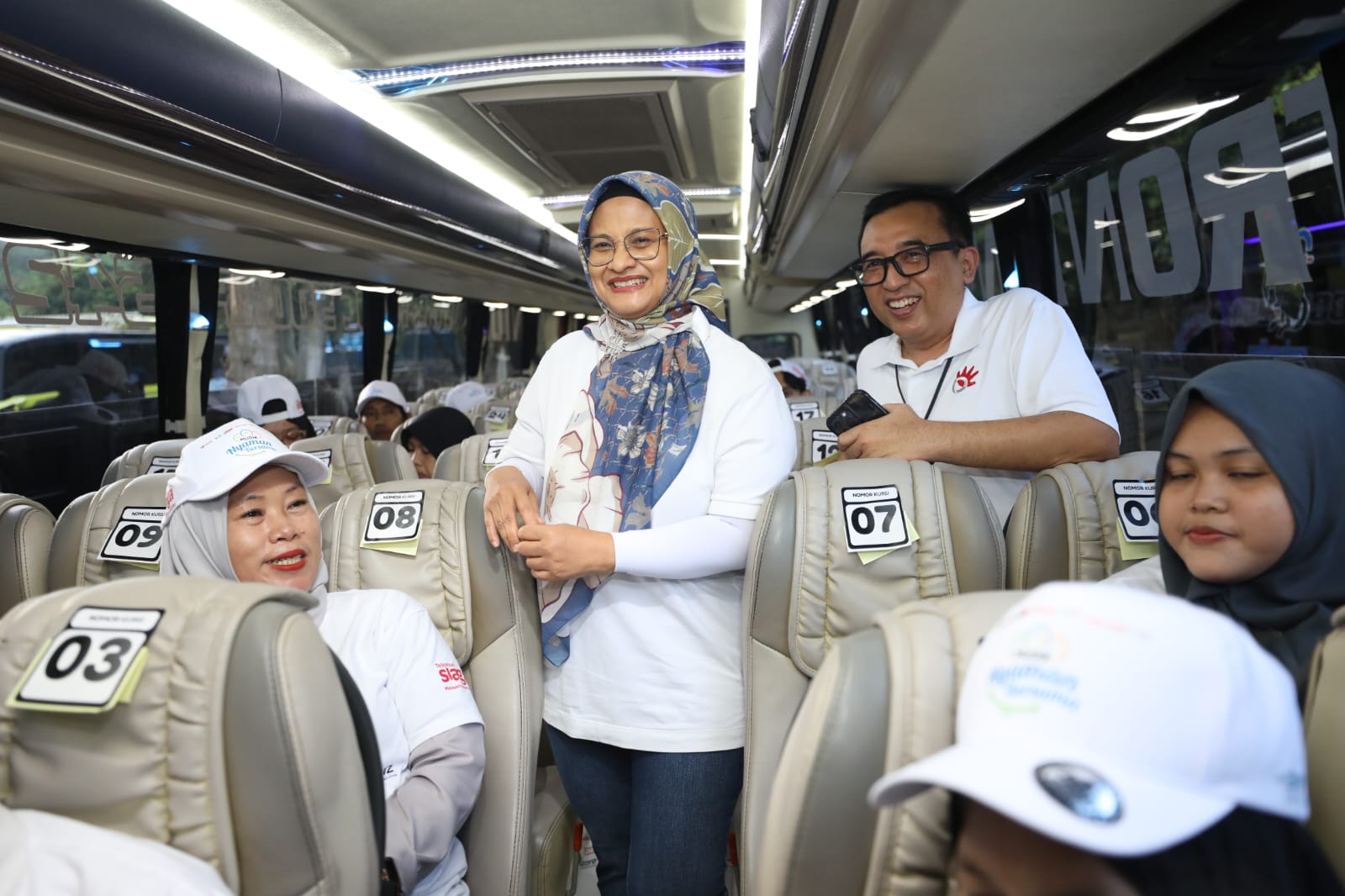 Direktur Utama Telkom Dian Siswarini saat meninjau bus mudik dan berinteraksi dengan peserta mudik TelkomGroup sebelum flag off program "Mudik Nyaman Bersama BUMN Danantara," di Stadion Gelora Bung Karno Jakarta, Selasa (17/3). Foto: Telkom Indonesia