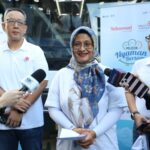 Direktur Utama Telkom Dian Siswarini (tengah) didampingi oleh SVP Group Sustainability & Corporate Communication Telkom Ahmad Reza, (kiri) dan VP Corporate Communication Telkom Andri Herawan Sasoko (kanan) sesaat sebelum seremoni pelepasan keberangkatan para peserta Mudik Nyaman Bersama BUMN dan Danantara 2026 di Gelora Bung Karno (GBK), Jakarta, pada Selasa (17/3). Foto: Telkom Indonesia