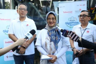 Direktur Utama Telkom Dian Siswarini (tengah) didampingi oleh SVP Group Sustainability & Corporate Communication Telkom Ahmad Reza, (kiri) dan VP Corporate Communication Telkom Andri Herawan Sasoko (kanan) sesaat sebelum seremoni pelepasan keberangkatan para peserta Mudik Nyaman Bersama BUMN dan Danantara 2026 di Gelora Bung Karno (GBK), Jakarta, pada Selasa (17/3). Foto: Telkom Indonesia
