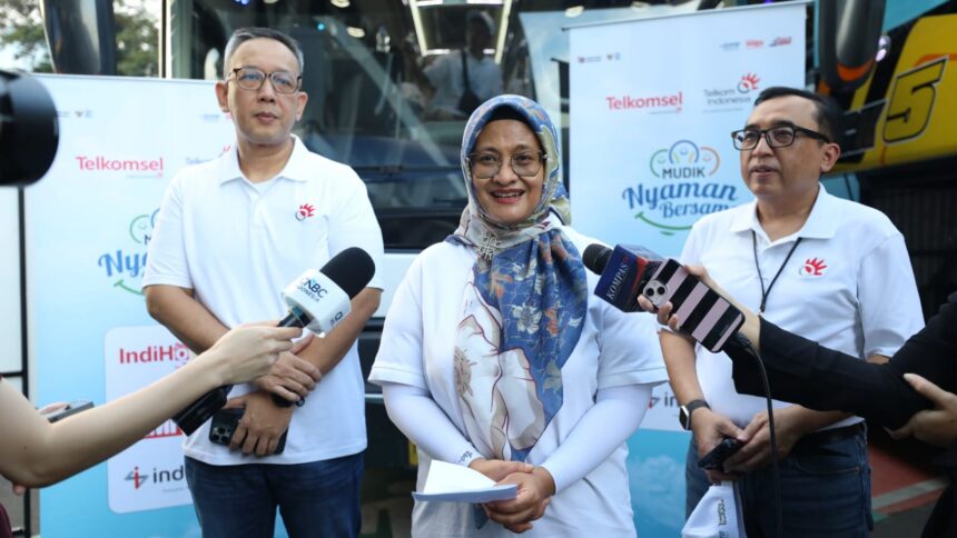 Direktur Utama Telkom Dian Siswarini (tengah) didampingi oleh SVP Group Sustainability & Corporate Communication Telkom Ahmad Reza, (kiri) dan VP Corporate Communication Telkom Andri Herawan Sasoko (kanan) sesaat sebelum seremoni pelepasan keberangkatan para peserta Mudik Nyaman Bersama BUMN dan Danantara 2026 di Gelora Bung Karno (GBK), Jakarta, pada Selasa (17/3). Foto: Telkom Indonesia
