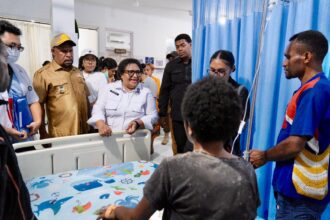 Wakil Menteri Dalam Negeri (Wamendagri) Ribka Haluk meninjau aktivitas pelayanan kesehatan di Rumah Sakit Umum Daerah (RSUD) Yowari, Sentani, Kabupaten Jayapura, Papua.