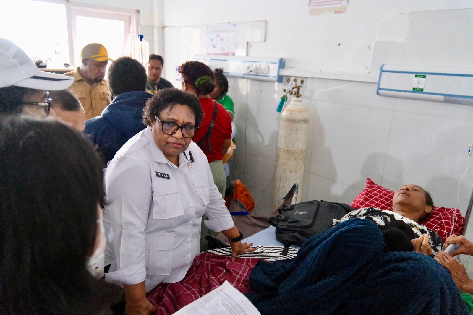 Wakil Menteri Dalam Negeri (Wamendagri) Ribka Haluk meninjau aktivitas pelayanan kesehatan di Rumah Sakit Umum Daerah (RSUD) Yowari, Sentani, Kabupaten Jayapura, Papua.