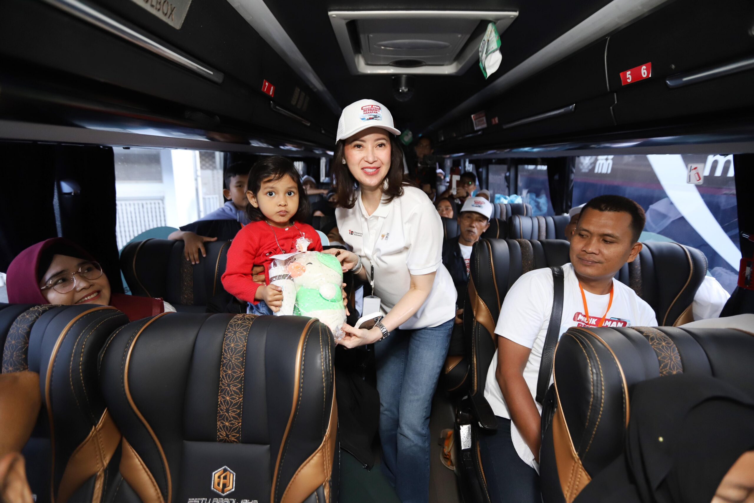 Senyum dan antusiasme mewarnai momen saat Wakil Direktur Utama BNI Alexandra Askandar berinteraksi dengan para pemudik di dalam bus sebelum keberangkatan program Mudik Gratis BUMN 2026 dari Ring Road Gelora Bung Karno (GBK), Jakarta. Foto: BNI
