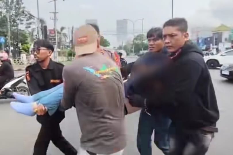 Empat motor pemudik terlibat tabrakan beruntun di Kota Cirebon, satu korban sampai tak sadarkan diri. Foto: Tangkap layar IG @radarcirebon