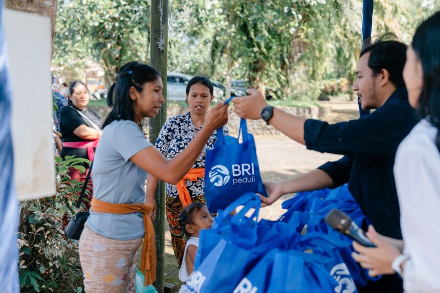BRI melalui aktivitas Corporate Social Responsibility (CSR) BRI Peduli saat menyalurkan bantuan paket sembako bagi umat Hindu di Desa Angseri, Kec. Baturiti, Kab. Tabanan, serta di Desa Sarimekar, Kec. Buleleng, Kab. Buleleng, Provinsi Bali. Foto: BRI