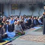Sebagian warga di Depok sudah melaksanakan Salat Idul Fitri 1447 H hari ini. Digelar sederhana di pinggir jalan, tapi penuh khidmat dan kebersamaan. Foto: IG @infodepok_id