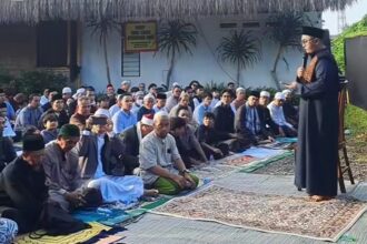 Sebagian warga di Depok sudah melaksanakan Salat Idul Fitri 1447 H hari ini. Digelar sederhana di pinggir jalan, tapi penuh khidmat dan kebersamaan. Foto: IG @infodepok_id