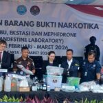 Perwakilan Kedutaan Besar (Dubes) Rusia, Olicia Nevisofa dan Dimitry, Plt Deputi Pemberantasan BNN, Brigjen Pol Roy Hardi, Dirjen Bea Cukai, para pejabat pimpinan madya BNN, Kejaksaan, Jampidum, serta Bareskrim Polri, dalam kegiatan pemusnahan barang bukti hasil tindak pidana narkotika di Lapangan Parkir BNN, Cawang, Jakarta Timur, Selasa (17/3/3026). Foto: Joesvicar Iqbal/ipol.id