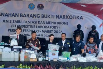 Perwakilan Kedutaan Besar (Dubes) Rusia, Olicia Nevisofa dan Dimitry, Plt Deputi Pemberantasan BNN, Brigjen Pol Roy Hardi, Dirjen Bea Cukai, para pejabat pimpinan madya BNN, Kejaksaan, Jampidum, serta Bareskrim Polri, dalam kegiatan pemusnahan barang bukti hasil tindak pidana narkotika di Lapangan Parkir BNN, Cawang, Jakarta Timur, Selasa (17/3/3026). Foto: Joesvicar Iqbal/ipol.id