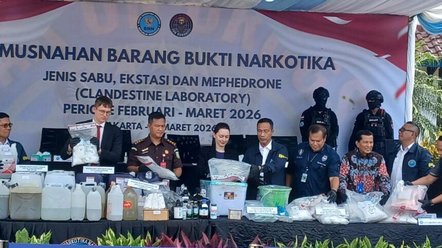 Perwakilan Kedutaan Besar (Dubes) Rusia, Olicia Nevisofa dan Dimitry, Plt Deputi Pemberantasan BNN, Brigjen Pol Roy Hardi, Dirjen Bea Cukai, para pejabat pimpinan madya BNN, Kejaksaan, Jampidum, serta Bareskrim Polri, dalam kegiatan pemusnahan barang bukti hasil tindak pidana narkotika di Lapangan Parkir BNN, Cawang, Jakarta Timur, Selasa (17/3/3026). Foto: Joesvicar Iqbal/ipol.id