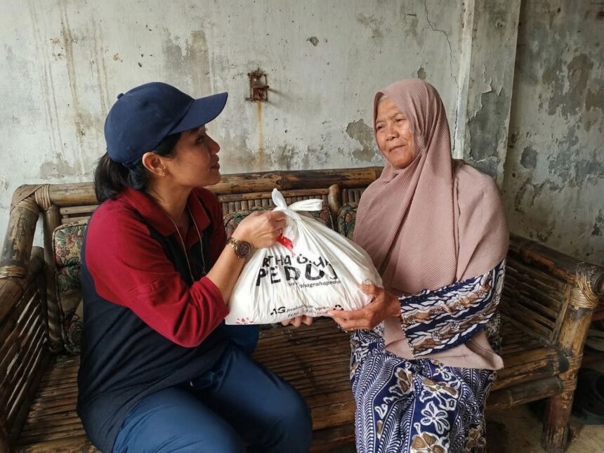Bank Artha Graha Internasional (BAGI) Cabang Ujung Menteng bersama Artha Graha Peduli (AGP) kembali menggelar kegiatan sosial melalui program Pasar Murah Penjualan Subuh yang dilaksanakan di Jl. Raya Bekasi.