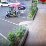 Pedagang mie ayam mengalami luka-luka usai ditabrak mobil Chery di Jalan Boulevard Raya. Korban langsung dilarikan ke Rumah Sakit Gading Pluit untuk mendapatkan perawatan medis. Foto: Tangkap layar IG @medsoszone