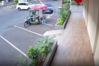 Pedagang mie ayam mengalami luka-luka usai ditabrak mobil Chery di Jalan Boulevard Raya. Korban langsung dilarikan ke Rumah Sakit Gading Pluit untuk mendapatkan perawatan medis. Foto: Tangkap layar IG @medsoszone