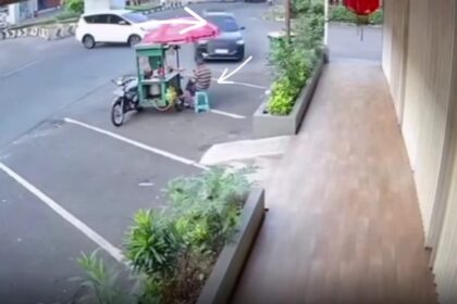 Pedagang mie ayam mengalami luka-luka usai ditabrak mobil Chery di Jalan Boulevard Raya. Korban langsung dilarikan ke Rumah Sakit Gading Pluit untuk mendapatkan perawatan medis. Foto: Tangkap layar IG @medsoszone