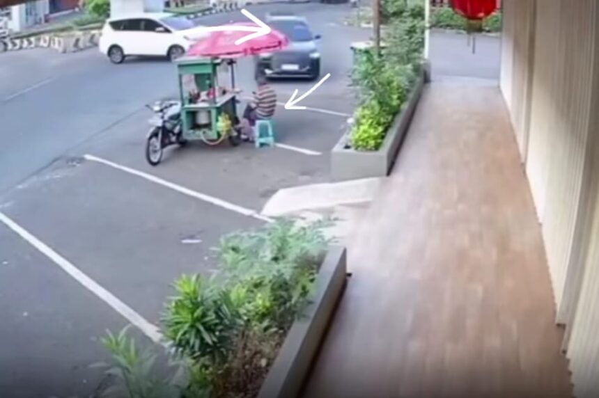 Pedagang mie ayam mengalami luka-luka usai ditabrak mobil Chery di Jalan Boulevard Raya. Korban langsung dilarikan ke Rumah Sakit Gading Pluit untuk mendapatkan perawatan medis. Foto: Tangkap layar IG @medsoszone
